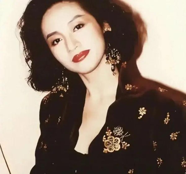 天弘忧配 她穿婚纱倒在舞台，40岁生命终点，却因固执错失生机