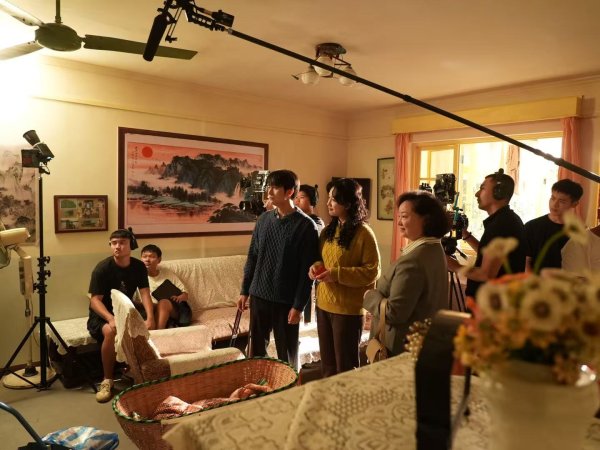 豪瑞优配 《家里家外2》原班人马回归！揭秘“拍摄周期最长短剧”幕后
